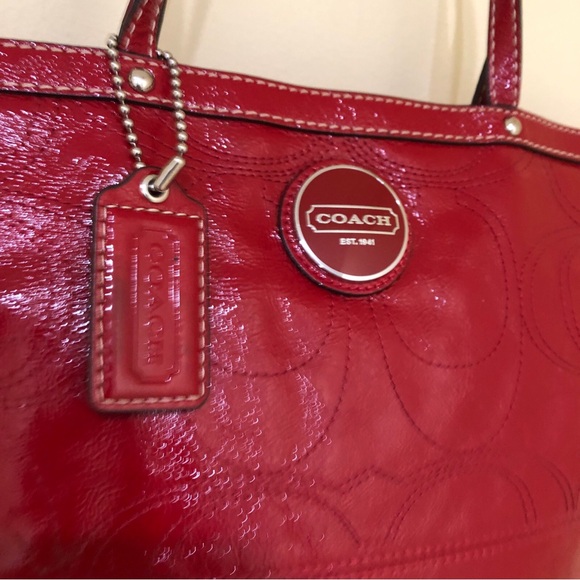 COACH Red Patent Leather Signature Stitch Shoulder Bag Tote + Wristlet Strap EUC - Picture 9 of 16